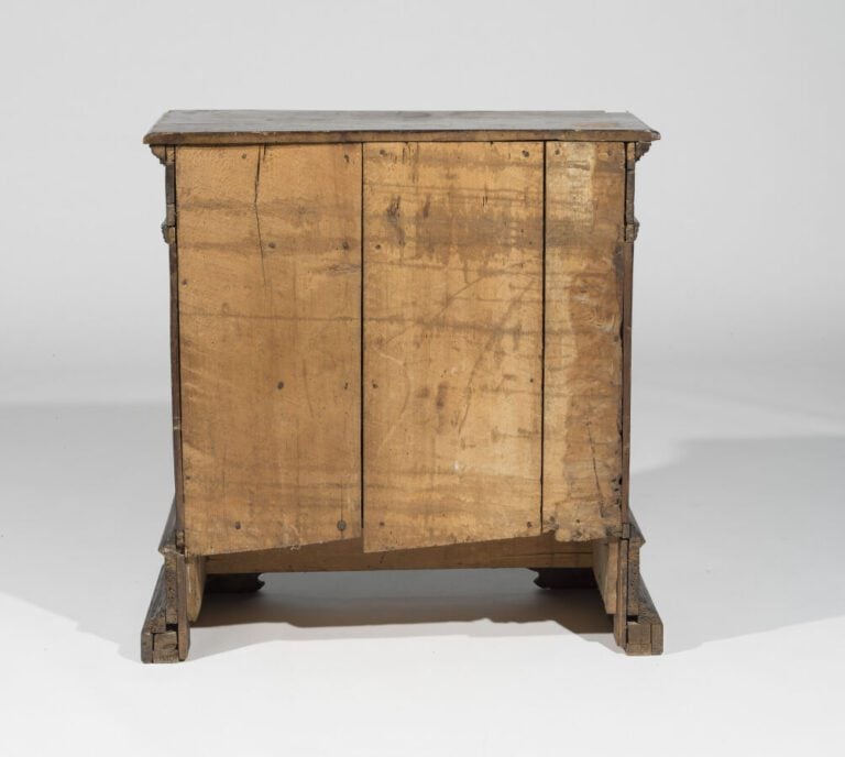 Meuble hauteur d'appui en bois naturel à un tiroir et deux vantaux à décor scul…