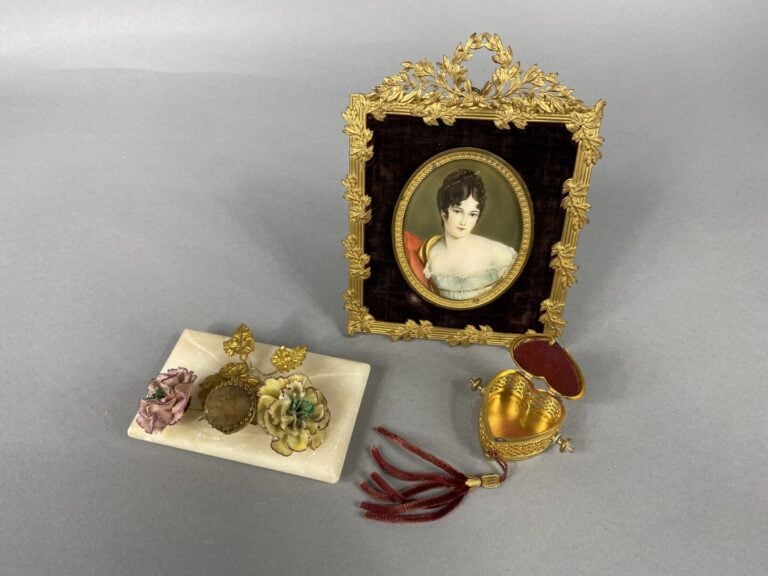 Miniature ovale représentant un portrait de Juliette Récamier dans un cadre dor…