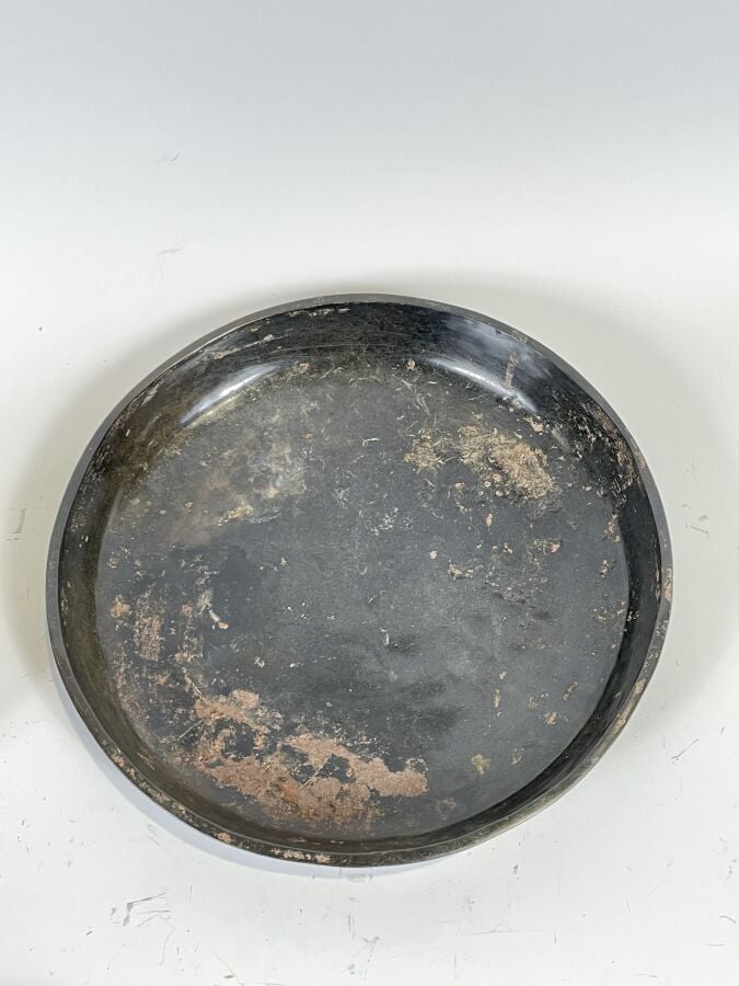 Miroir circulaire en bronze patiné (diamètre : 15 cm) et plat creux en métal à…