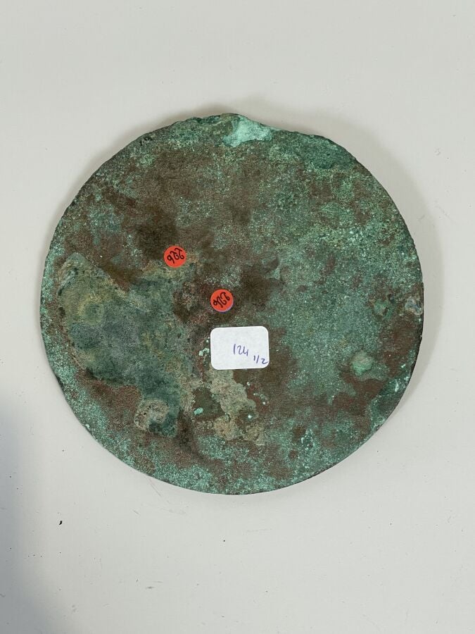 Miroir circulaire en bronze patiné (diamètre : 15 cm) et plat creux en métal à…