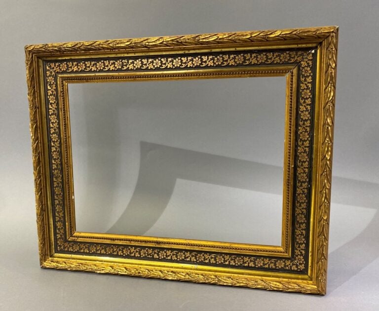 Miroir rectangulaire à profil inversé en bois et composition peint noir et doré…