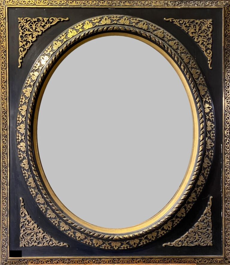 Miroir rectangulaire à profil inversé en bois et composition peint noir et doré…