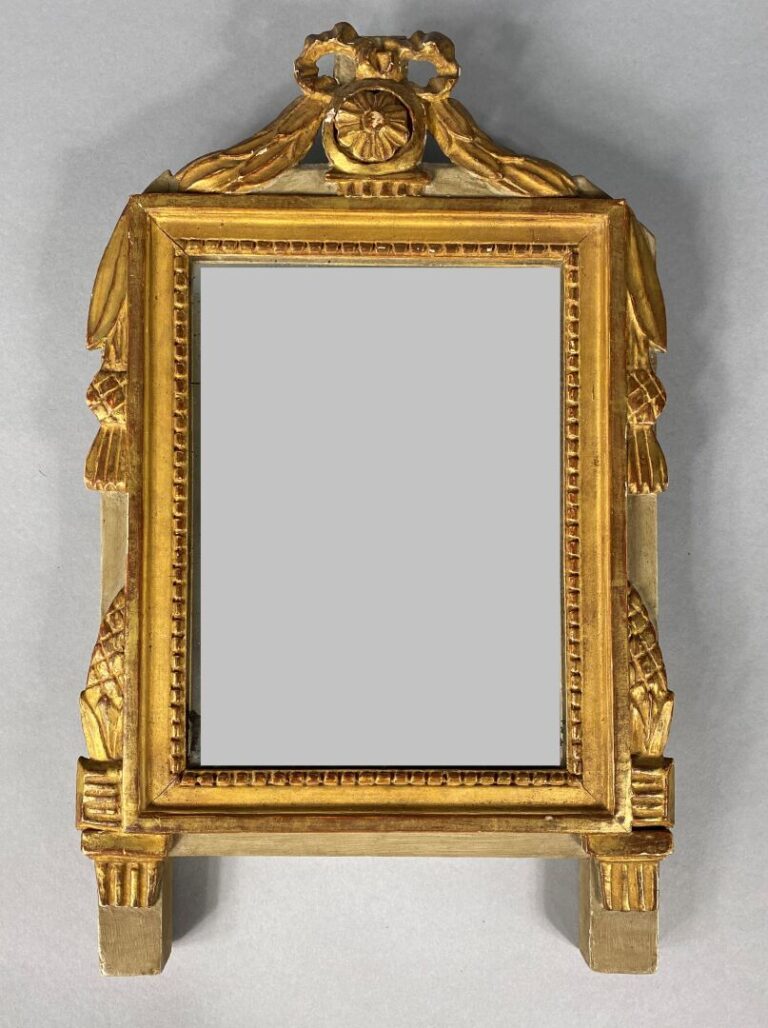 Miroir rectangulaire en bois et composition doré à décor sculpté de frise surmo…