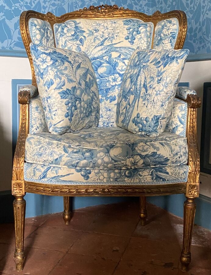 Mobilier de salon composé d'un canapé corbeille et de deux bergères à oreilles…