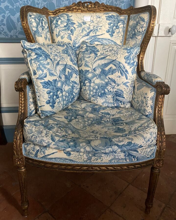 Mobilier de salon composé d'un canapé corbeille et de deux bergères à oreilles…