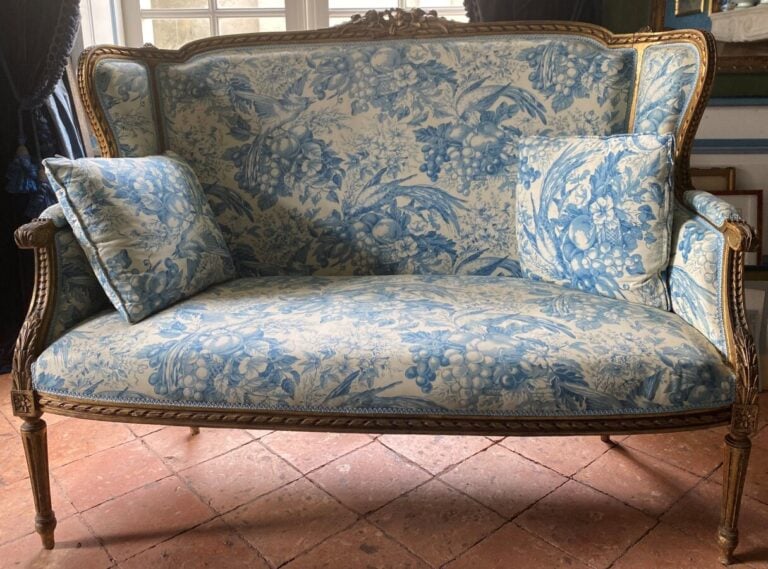 Mobilier de salon composé d'un canapé corbeille et de deux bergères à oreilles…