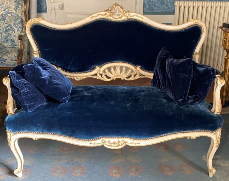 Mobilier de salon de style rococo en bois sculpté laqué blanc et or, se composa…