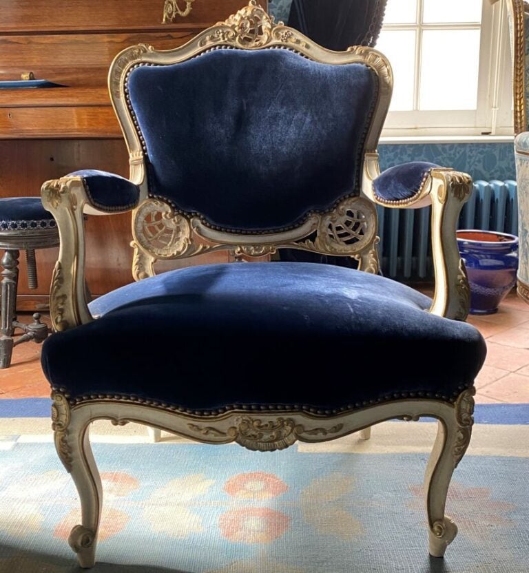 Mobilier de salon de style rococo en bois sculpté laqué blanc et or, se composa…
