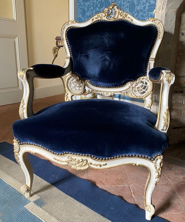 Mobilier de salon de style rococo en bois sculpté laqué blanc et or, se composa…