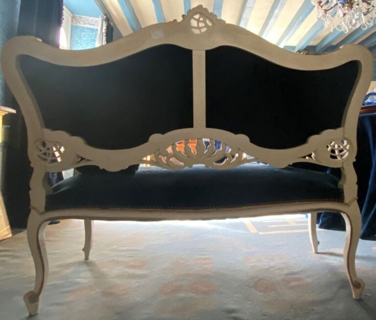 Mobilier de salon de style rococo en bois sculpté laqué blanc et or, se composa…