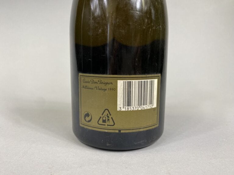 MOËT et CHANDON - Champagne cuvée Dom Pérignon, une bouteille, 1990 - (étiquett…