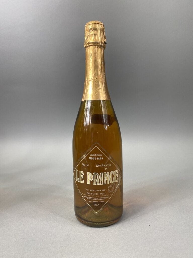 Mouton-Cadet - Une bouteille, 1969 - On joint Le prince, vin mousseux, deux bou…