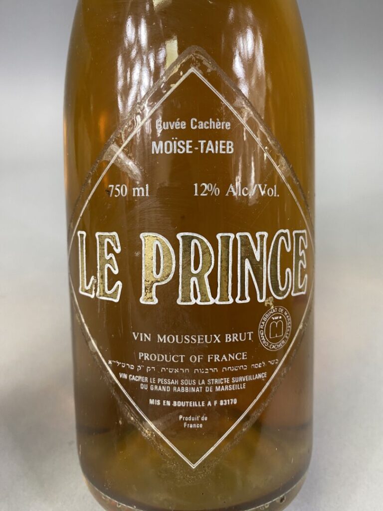 Mouton-Cadet - Une bouteille, 1969 - On joint Le prince, vin mousseux, deux bou…