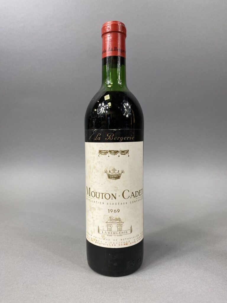 Mouton-Cadet - Une bouteille, 1969 - On joint Le prince, vin mousseux, deux bou…