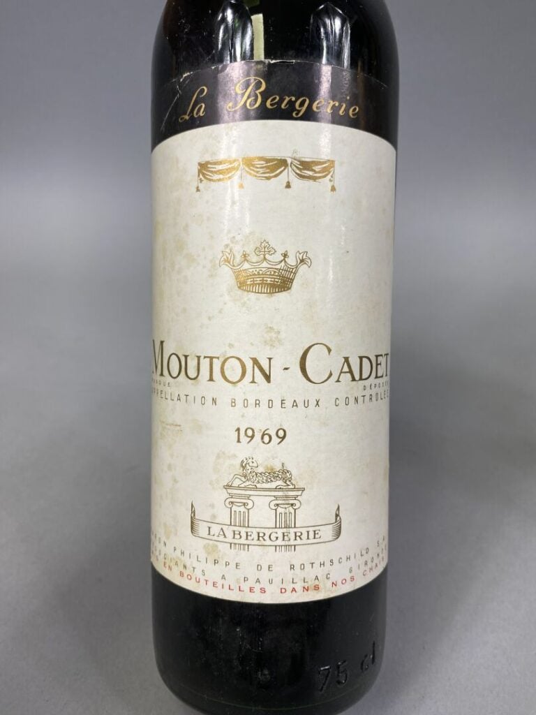 Mouton-Cadet - Une bouteille, 1969 - On joint Le prince, vin mousseux, deux bou…