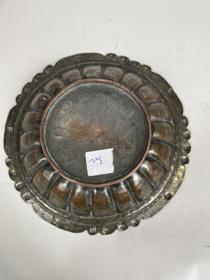 MOYEN-ORIENT. - Bassin à anse de forme tronconique en bronze argenté à décor fl…