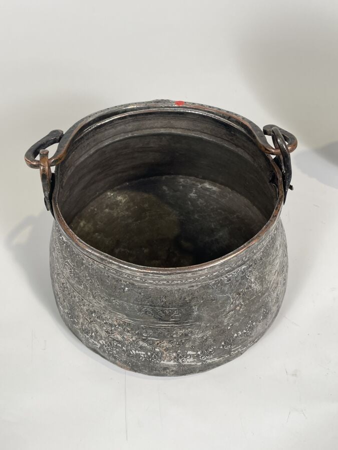 MOYEN-ORIENT. - Bassin à anse de forme tronconique en bronze argenté à décor fl…