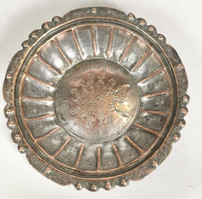 MOYEN-ORIENT. - Bassin à anse de forme tronconique en bronze argenté à décor fl…