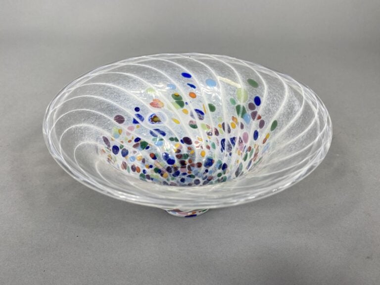 MURANO - Coupe évasé sur talon en verre filigrané blanc et décor émaillé de tac…