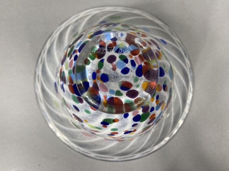 MURANO - Coupe évasé sur talon en verre filigrané blanc et décor émaillé de tac…