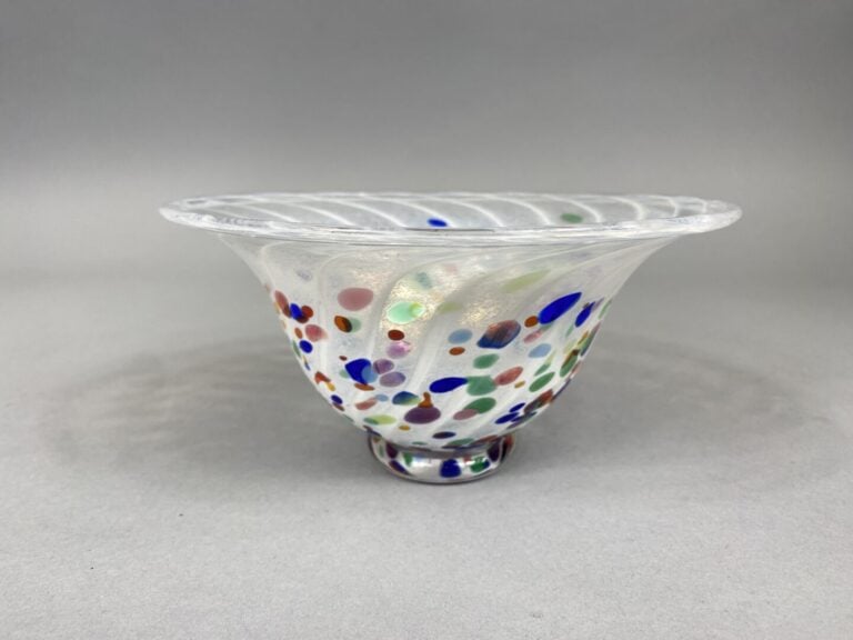 MURANO - Coupe évasé sur talon en verre filigrané blanc et décor émaillé de tac…