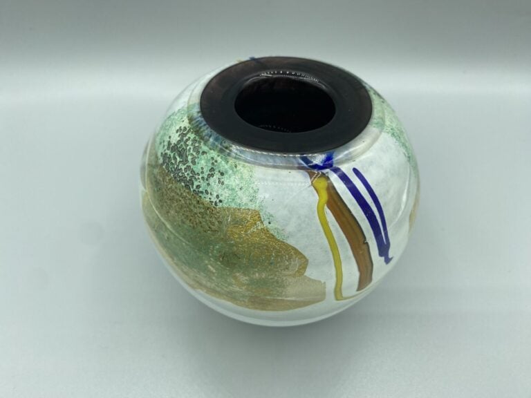 NOVARO - Vase globulaire à fond violet doublé blanc ; décor abstrait polychrome…