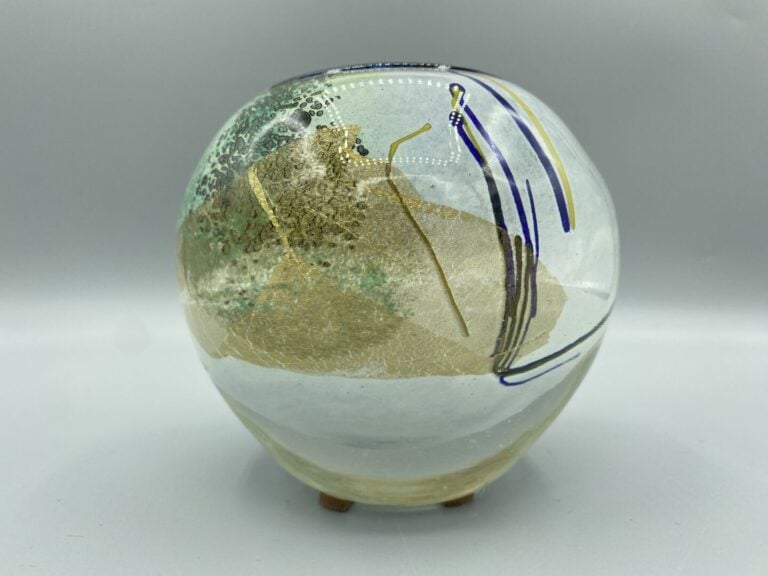 NOVARO - Vase globulaire à fond violet doublé blanc ; décor abstrait polychrome…