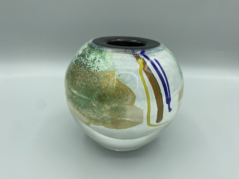 NOVARO - Vase globulaire à fond violet doublé blanc ; décor abstrait polychrome…