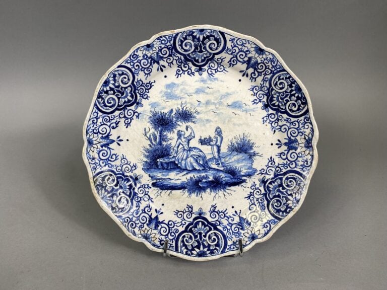 Paire d'assiettes à bord contourné en faïence à décor en camaïeu bleu de scènes…