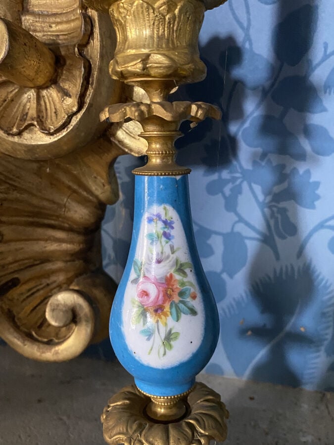 Paire de bougeoirs dans le goût de l'époque Louis XVI en bronze doré et porcela…