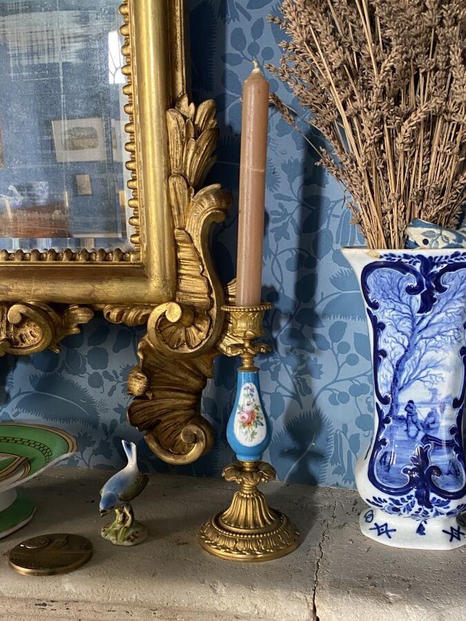 Paire de bougeoirs dans le goût de l'époque Louis XVI en bronze doré et porcela…