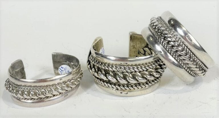 Paire de bracelets ouverts à motifs de maillons imbriqués - Largeur : 6,5 cm -…