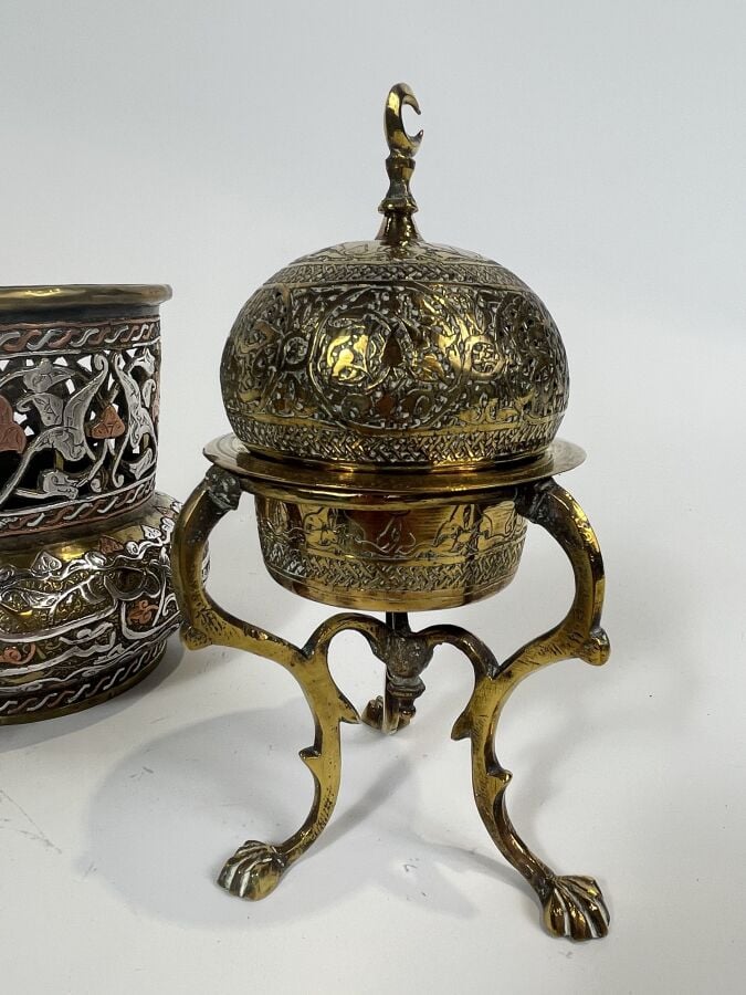 Paire de brûle -parfum en laiton incrusté d'argent à dcéor calligraphique sur u…