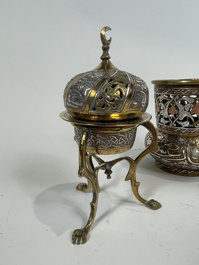 Paire de brûle -parfum en laiton incrusté d'argent à dcéor calligraphique sur u…