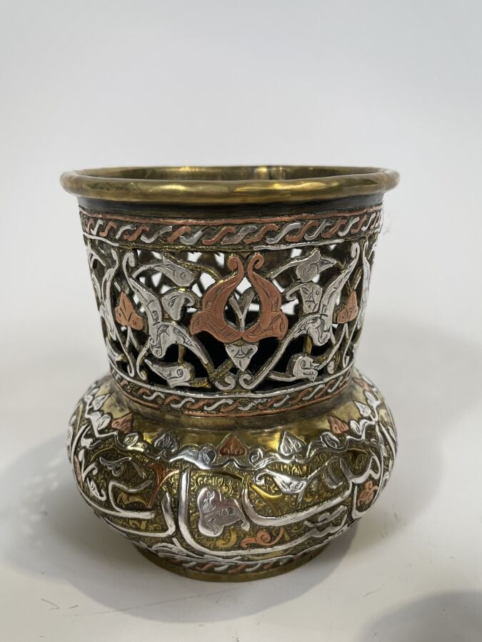 Paire de brûle -parfum en laiton incrusté d'argent à dcéor calligraphique sur u…