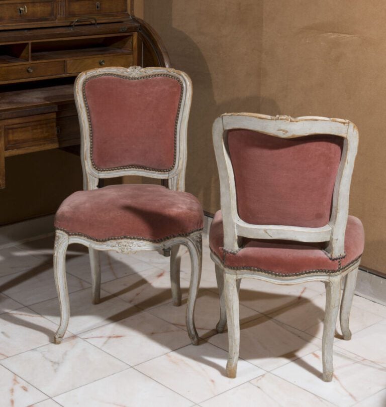 Paire de chaises à dossier cabriolet en bois laqué gris sculpté de fleurs. Styl…