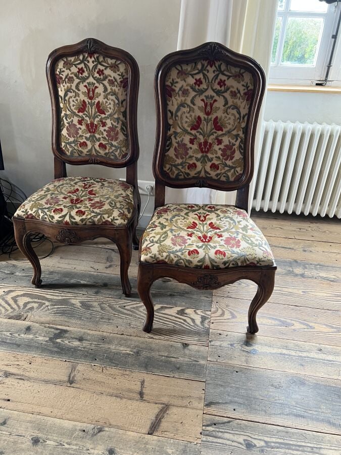 Paire de chaises à dossier droit sinueux à châssis amovible en bois naturel mou…