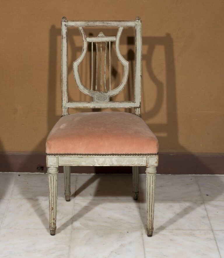 Paire de chaises à dossier Lyre en hêtre relaqué gris. Pieds fuselés cannelés.…