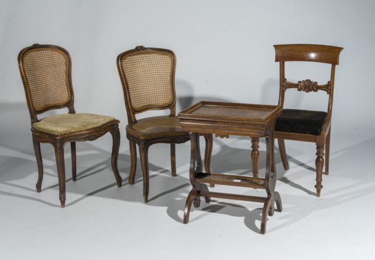 Paire de chaises en bois naturel à assises cannées. Style Louis XVI - On joint…