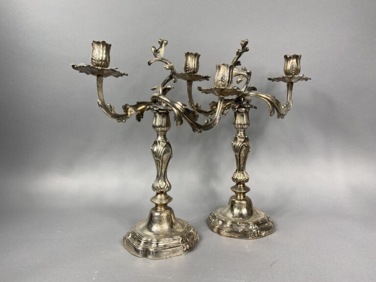 Paire de chandeliers en bronze argenté à deux bras de lumière mouvementés ornés…