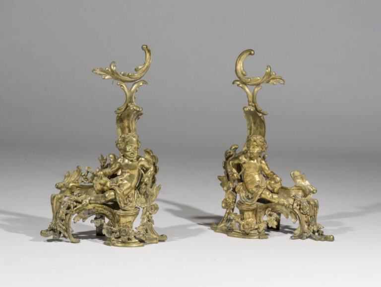 Paire de chenets en bronze doré à décor d'amours, coquilles - Style Louis XV -…
