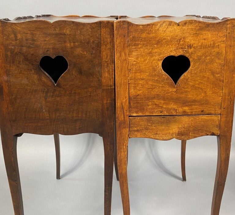 Paire de chevets à encas en bois teinté à décor de coeur ajouré sur les côtés,…