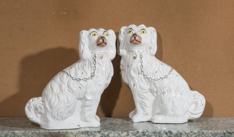 Paire de chiens en faïence de Staffordshire - Hauteur : 27 cm