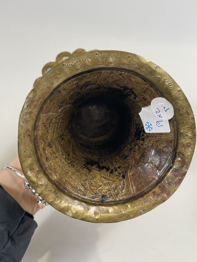 Paire de coupes sur pied en laiton à décor repoussé de figures de personnages e…