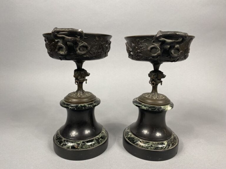 Paire de coupes sur piédouche en bronze patiné brun à décor en léger relief de…
