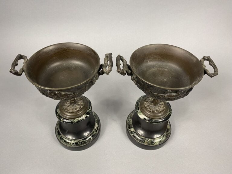 Paire de coupes sur piédouche en bronze patiné brun à décor en léger relief de…