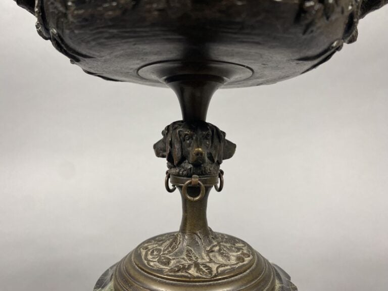 Paire de coupes sur piédouche en bronze patiné brun à décor en léger relief de…