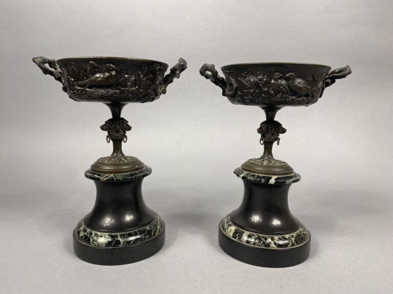 Paire de coupes sur piédouche en bronze patiné brun à décor en léger relief de…