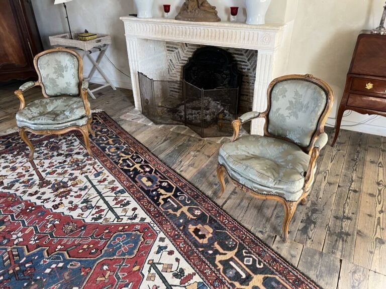 Paire de fauteuils à dossier cabriolet en bois naturel mouluré et sculpté à déc…