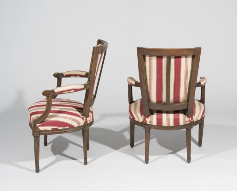 Paire de fauteuils à dossier cabriolet trapézoïdal en bois naturel mouluré et s…